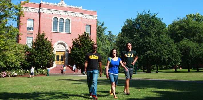 Freshman Students Walking Students walking in front of Chapman Hall.