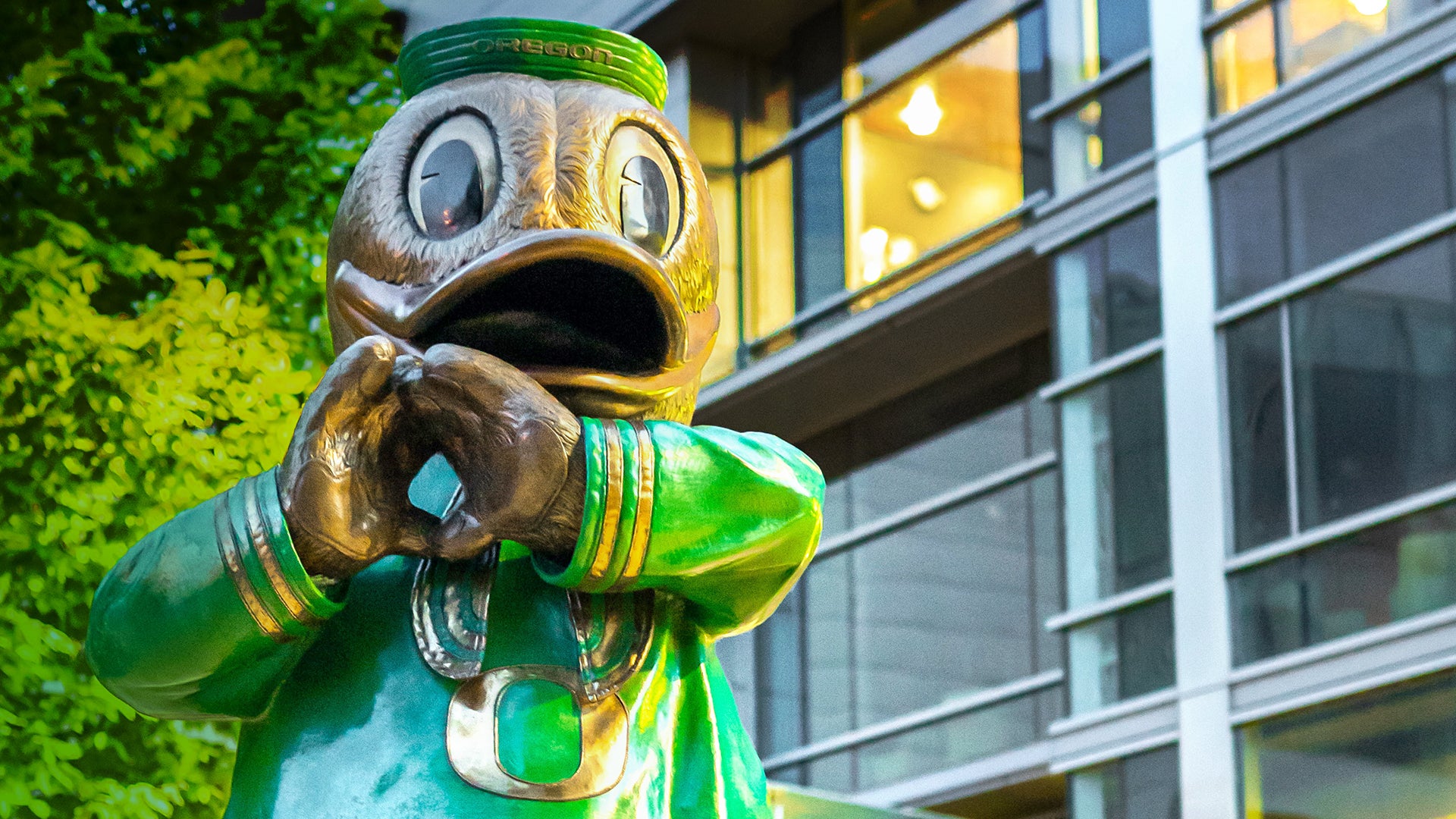 Statue of UO Duck mascot with hands in an O shape